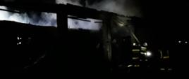 Nocne działania przy gaszeniu pożaru garażu