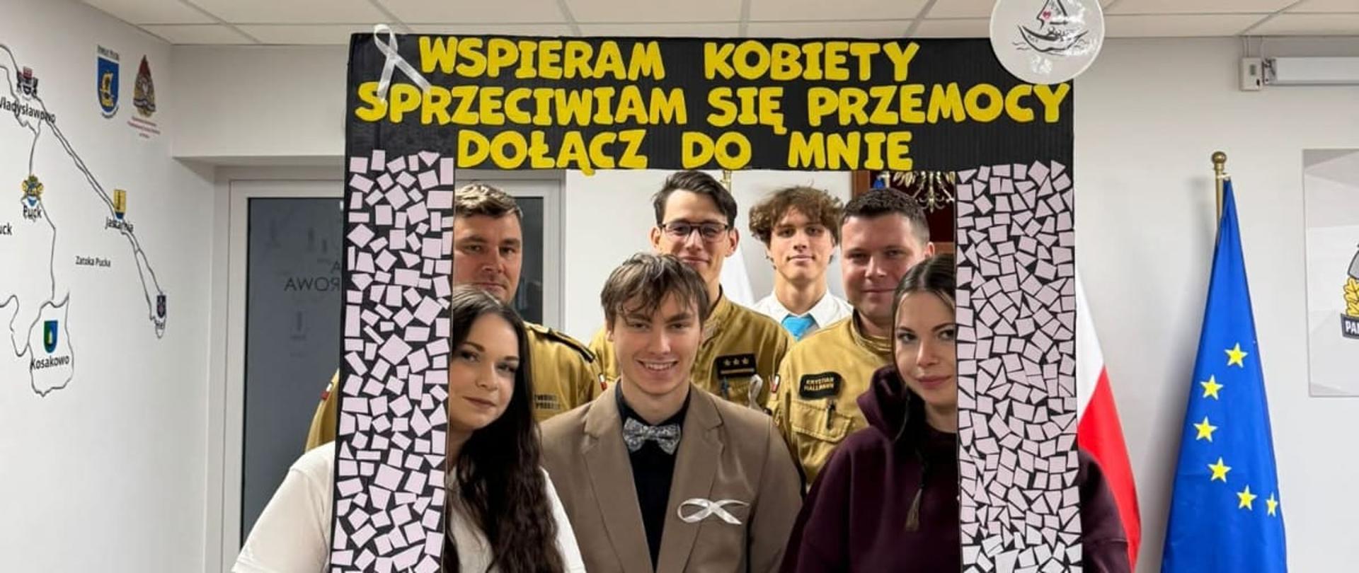 Wspólne zdjęcie funkcjonariuszy z KP PSP w Pucku oraz przedstawicieli młodzieżowej rady powiatu Puckiego.