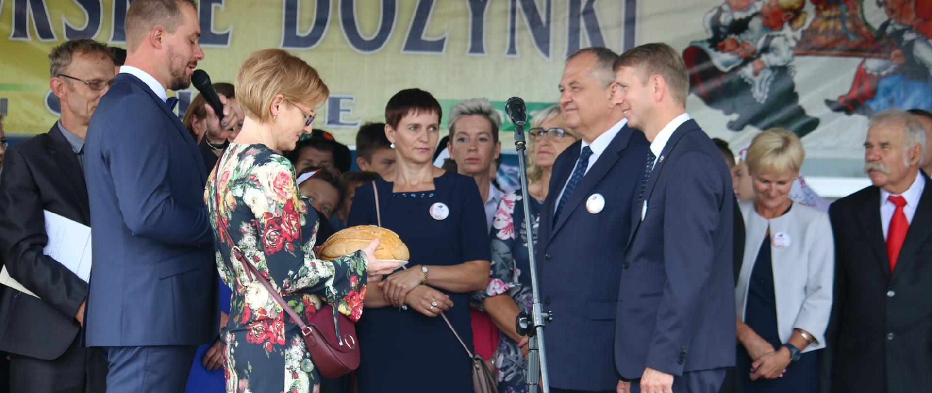 Obrzęd dzielenia się chlebem dożynkowym