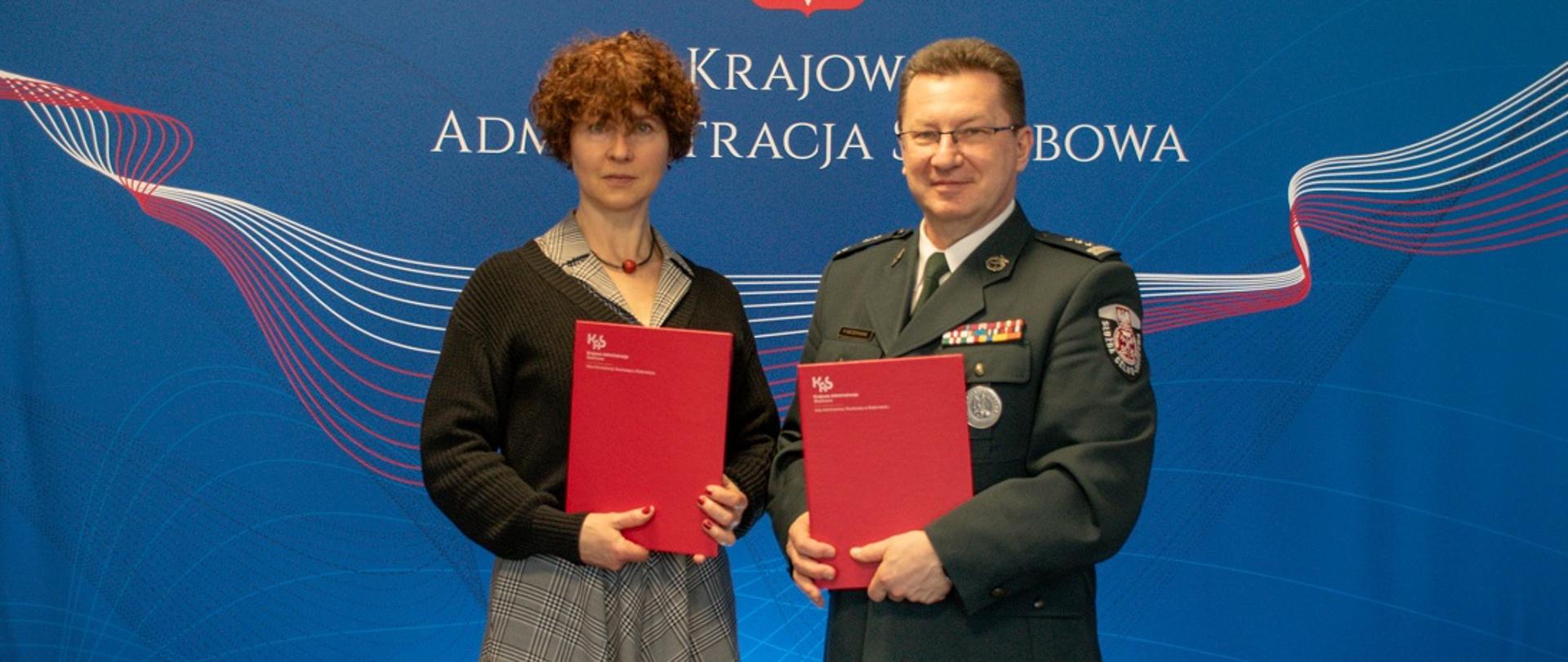 Kobieta i mężczyzna z teczkami