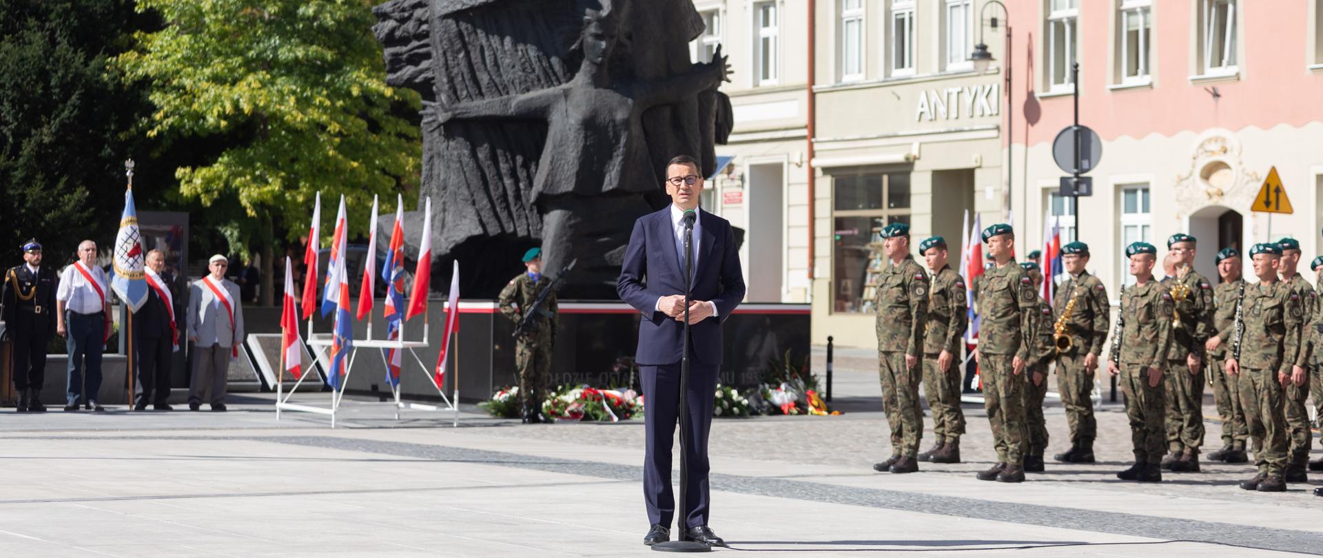 
Grupa ludzi w garniturach stojąca na otwartym powietrzu
