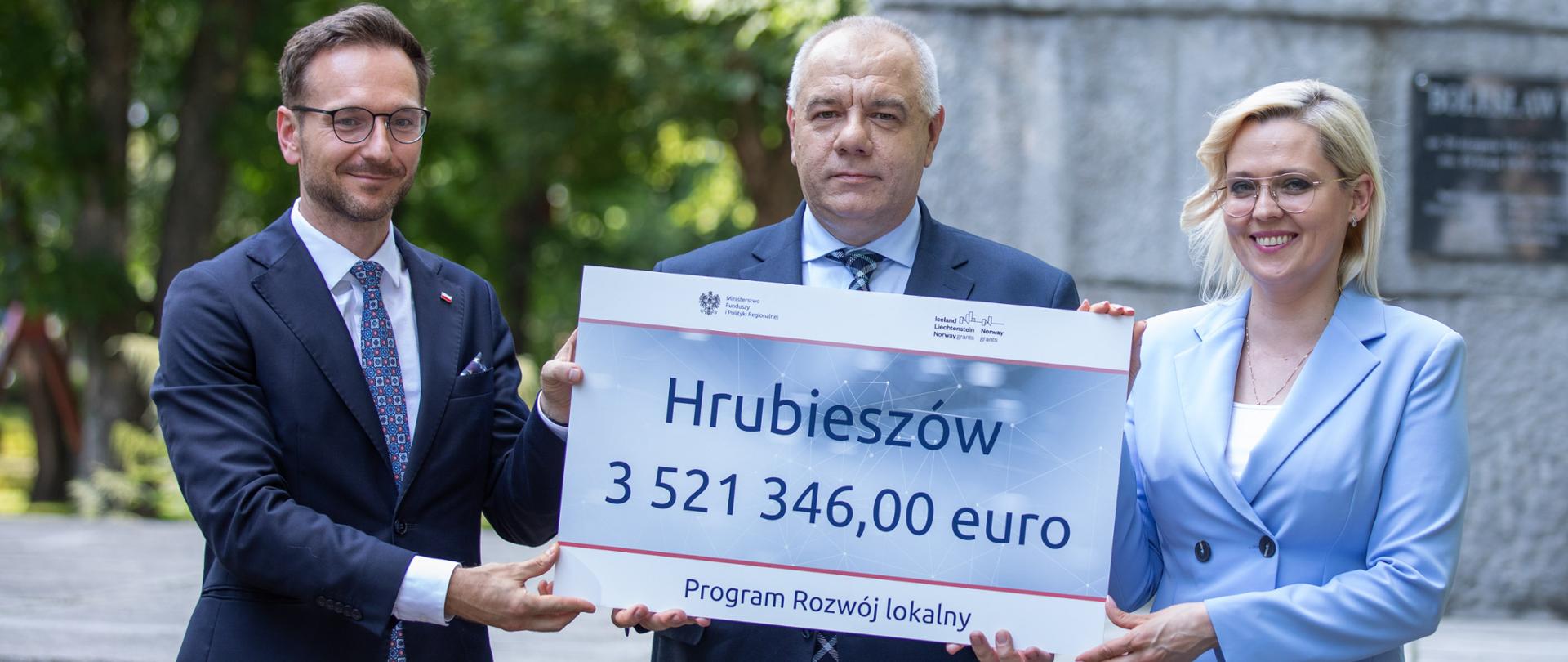 Minister Buda i premier Sasin wręczają czek na 3,5 mln euro dla samorządowców