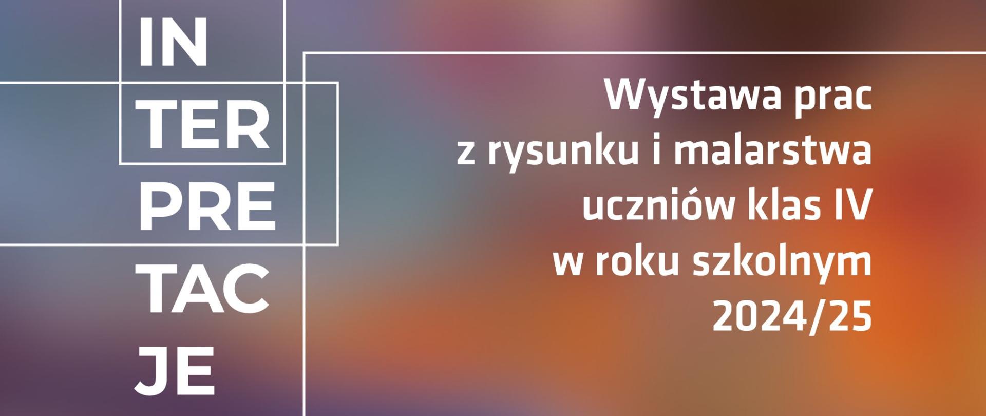 Plakat promujący wystawę pt. „Interpretacje”. Na kolorowym, rozmytym tle z pomarańczowymi, niebieskimi i fioletowymi plamami widnieją duże, białe litery ułożone w kratownicy, tworzące słowo „INTERPRETACJE”