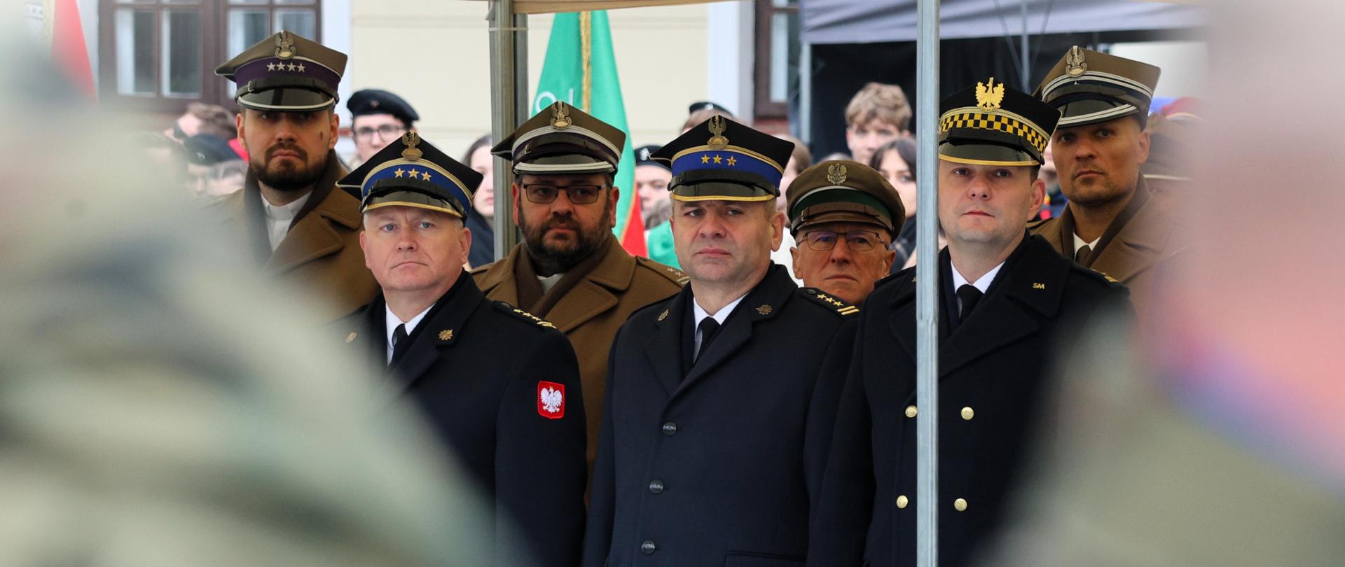 W dniu Narodowego Święta Niepodległości st. bryg. Janusz Kondrat uczcił przed pomnikiem Marszałka Józefa Piłsudskiego w centrum Białegostoku, pamięć o wydarzeniach z 1918 roku. Komendant wojewódzki PSP z przedstawicielami innych służb podczas uroczystości - wszyscy w galowych mundurach