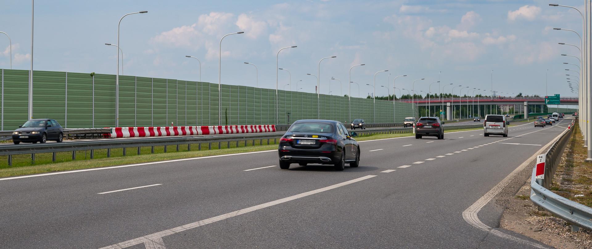 Wakacyjny ruch pojazdów na S7 w okolicy Szydłowca