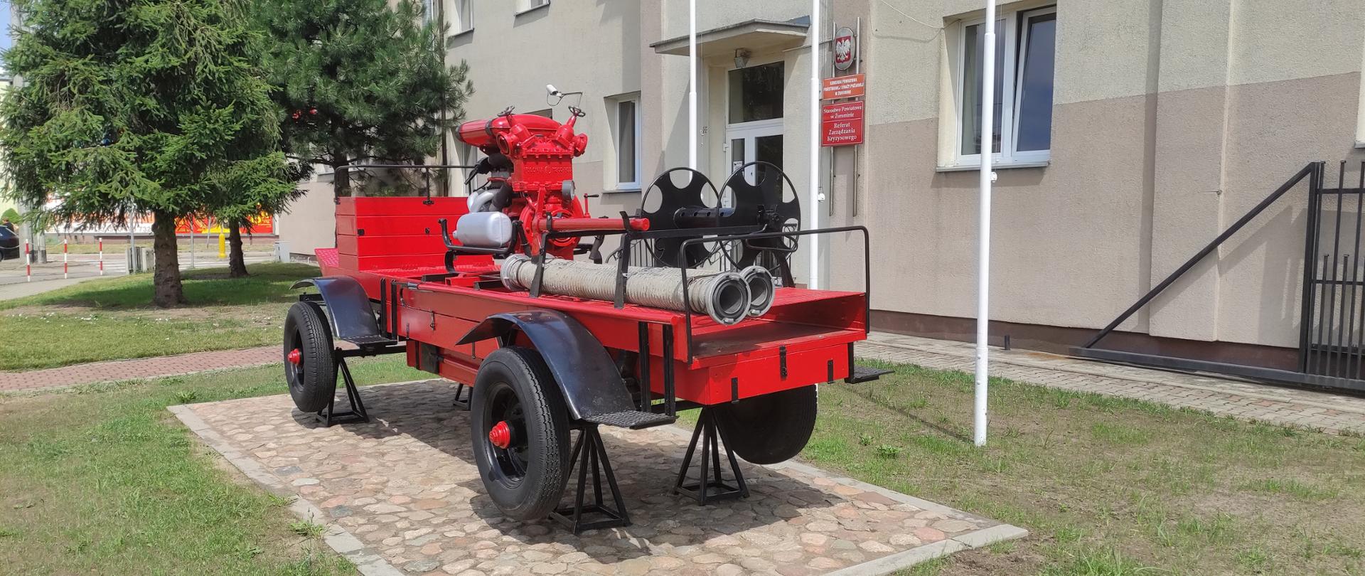 Zabytkowy wóz strażacki powrócił
przed budynek KP PSP w Żurominie
