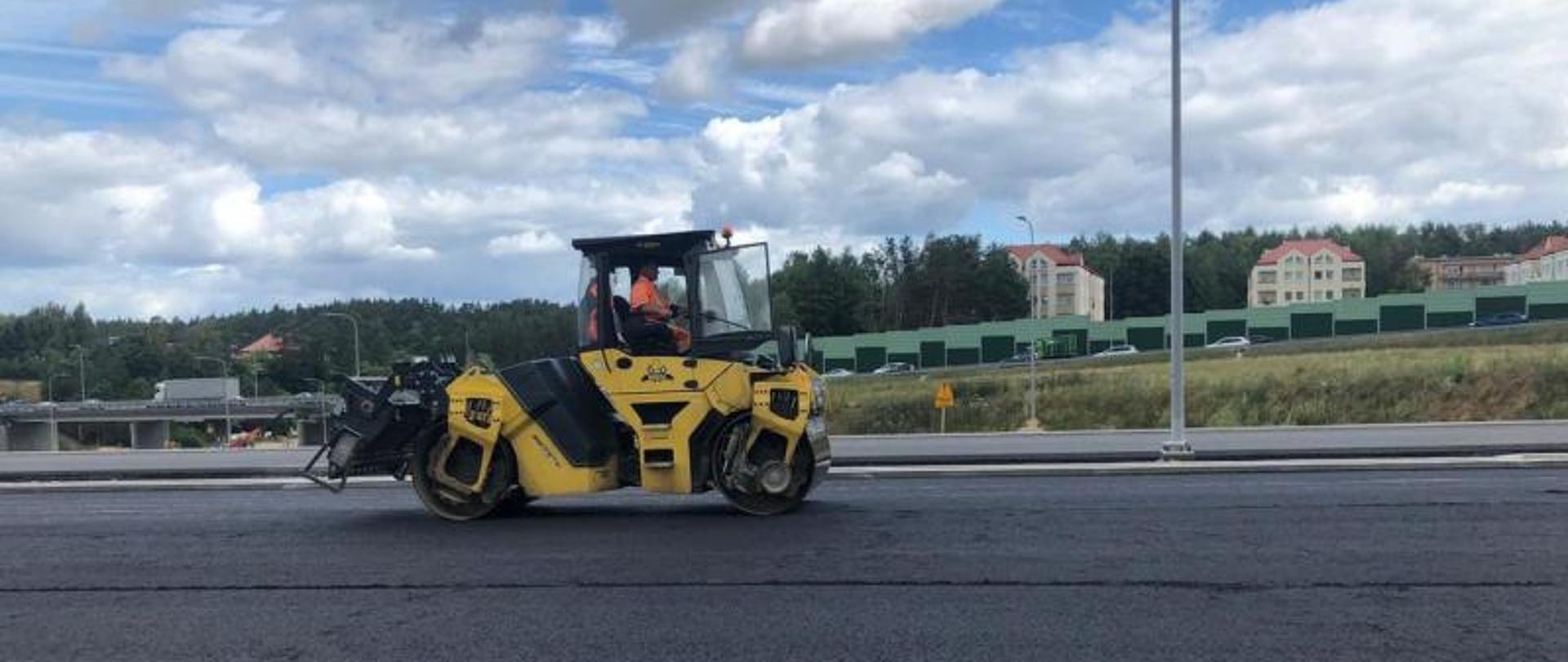 Budowa S6 na węźle Gdynia Wielki Kack. Zdjęcie przedstawia walec drogowy przy wałowaniu nowej nawierzchni bitumicznej.
