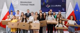 Zdjęcie z akcji wręczenia laptopów dzieciom z Ukrainy
