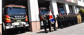 Strażacy stoją w dwuszeregu na uroczystości dnia strażaka