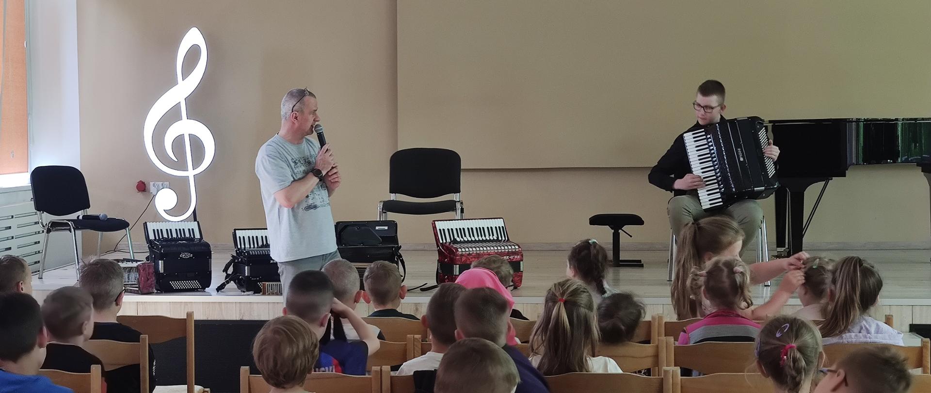 uczeń grający na akordeonie