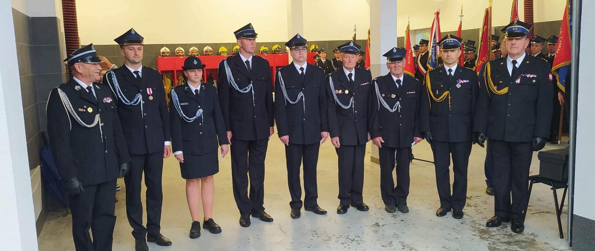 Zdjęcie przedstawia osoby odznaczone.