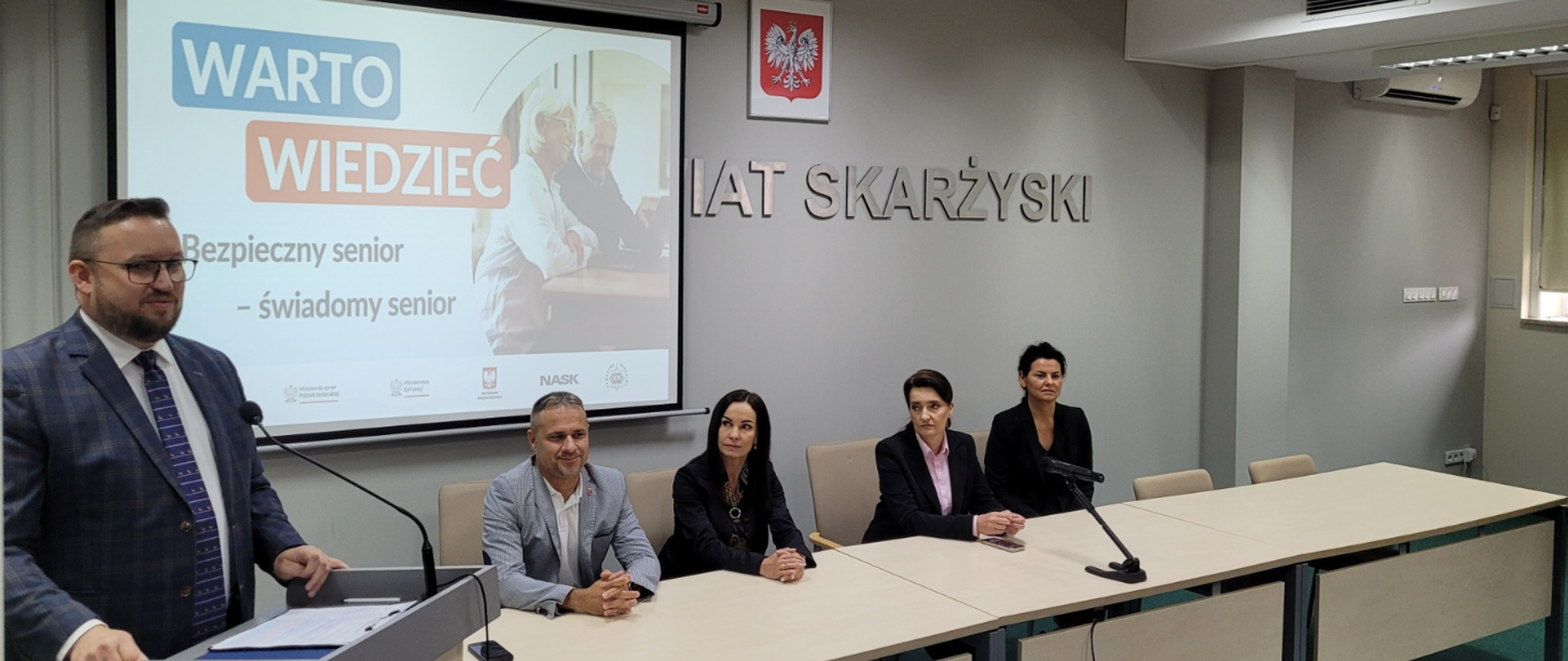 Prowadzący spotkanie oraz goście podczas wystąpienia na spotkaniu edukacji prawnej dla seniorów w Skarżysku-Kamiennej.