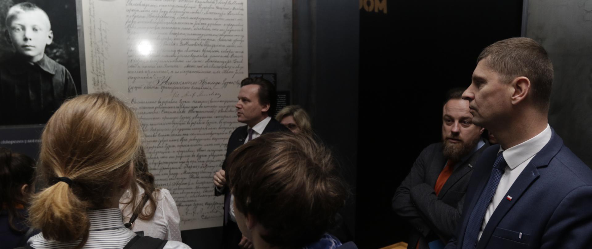 Minister Edukacji Narodowej – Dariusz Piontkowski – razem z innymi zwiedzającymi ogląda wystawę w Muzeum Jana Pawła II i Prymasa Wyszyńskiego