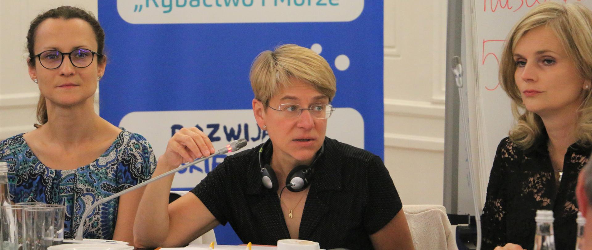 Trzy uczestniczki posiedzenia w tym dwie przedstawicielki Komisji Europejskiej. Jedna z nich przemawia