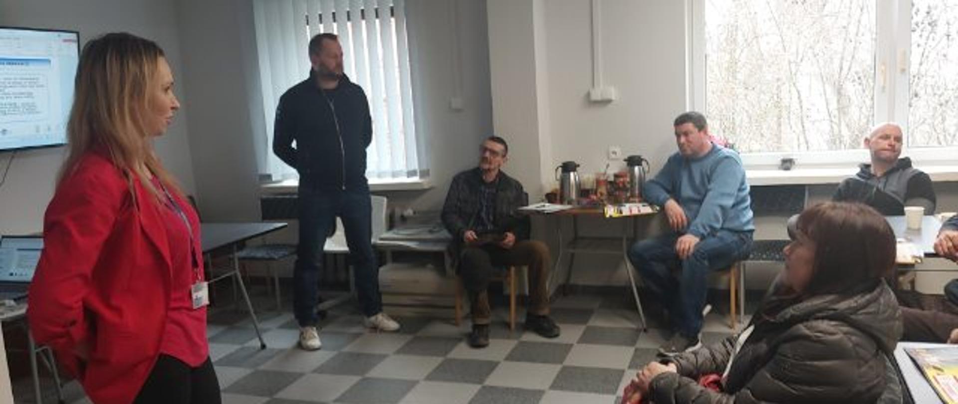 Pani kierownik oddziału powiatu ełckiego w Ełku w trakcie swojej
wypowiedzi odpowiadała na pytania zgromadzonych uczestników. 