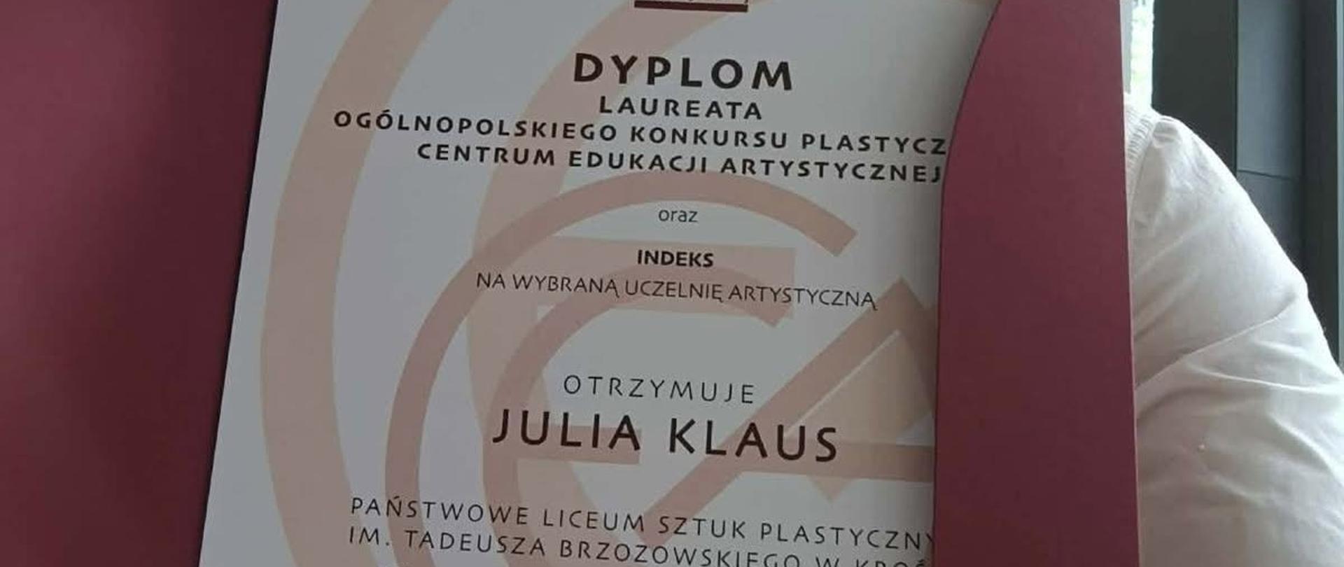 Julia Klaus z dyplomem