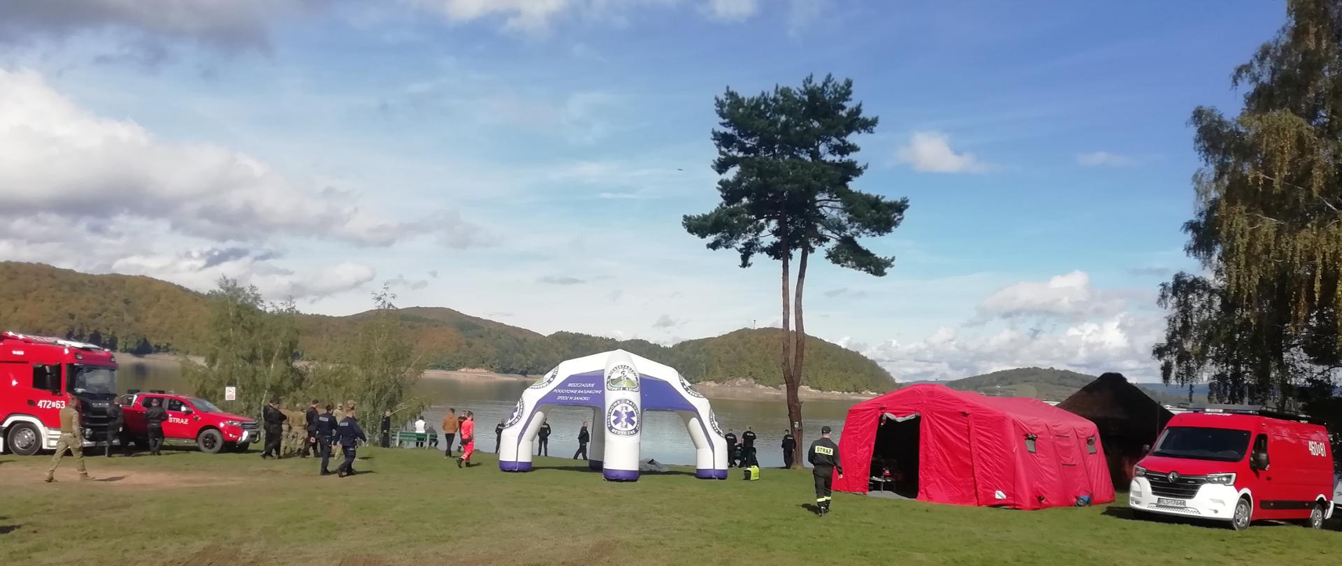 Zdjęcie przedstawia strażaków z JRG Lesko oraz funkcjonariuszy innych służb podczas ćwiczeń dowódczo - sztabowych pn. „Solina 2022”.