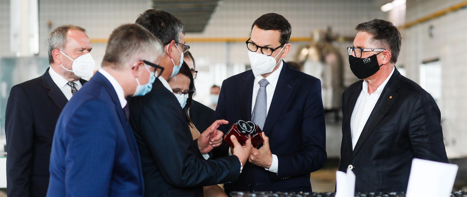 Premier Mateusz Morawiecki ogląda produkty firmy ROLNIK.