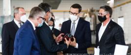 Premier Mateusz Morawiecki ogląda produkty firmy ROLNIK.