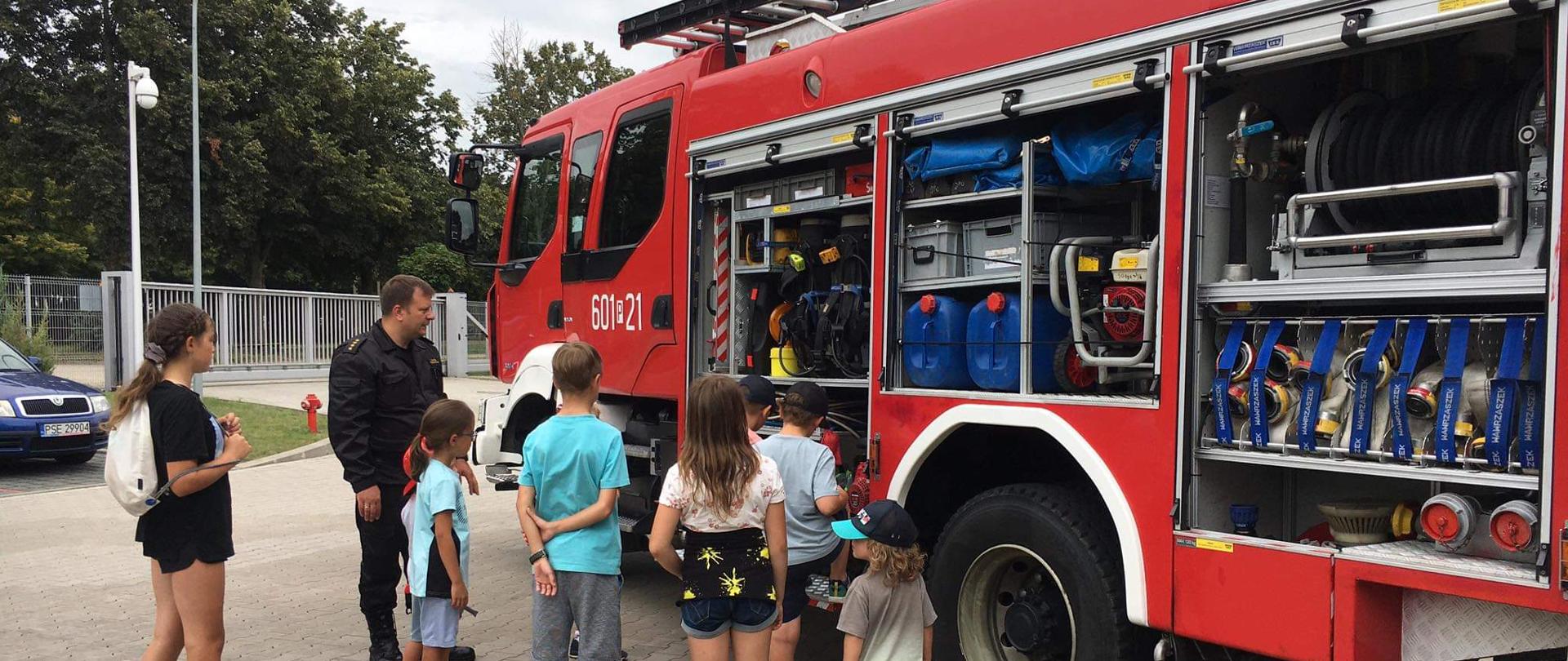 Dzieci podczas wycieczki w JRG Śrem.