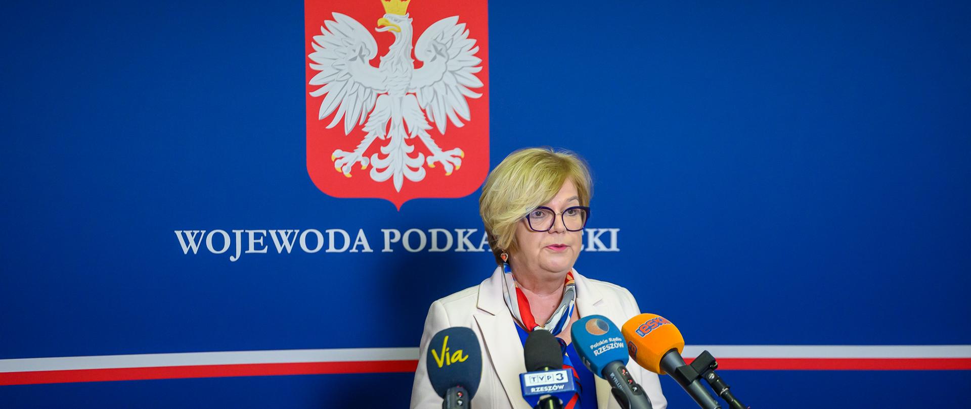 Zdjęcie przedstawia wojewodę podkarpackiego Teresę Kubas--Hul podczas konferencji prasowej