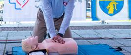 Starosta Powiatu Kędzierzyńsko-Kozielskiego prowadzi resuscytację u osoby z zatrzymaniem oddechu. 