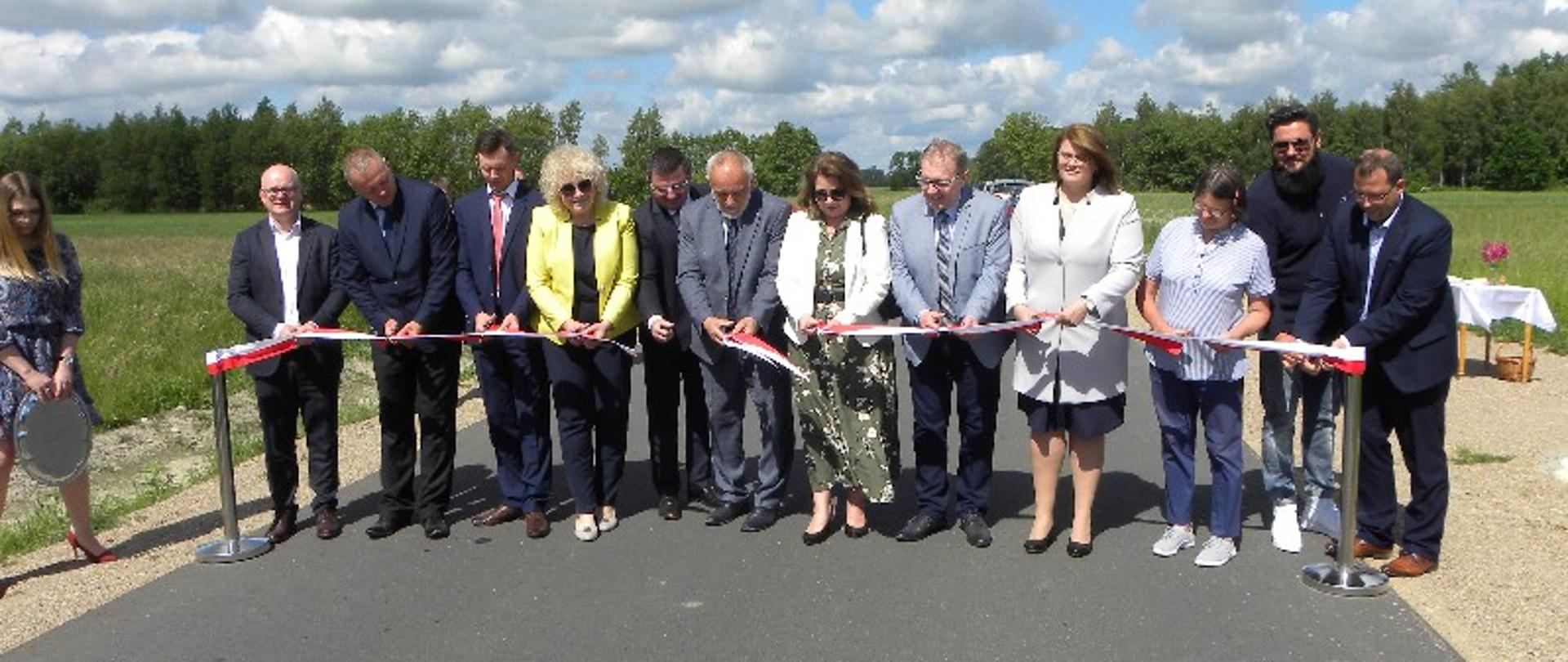 Oficjalnie przecięcie wstęgi.