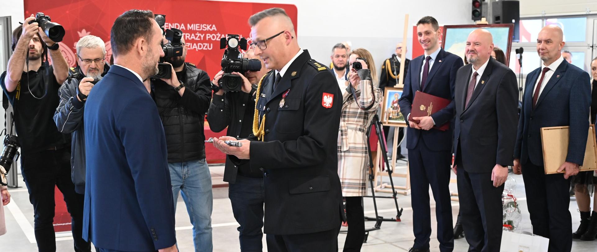 Wręczenie symbolicznego klucza do nowego obiektu.