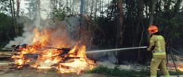 Pożar magazynowanego drewna w Sudole