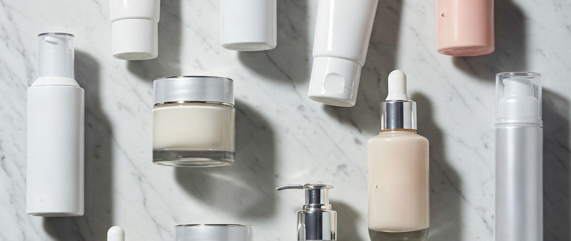 Na blacie leżą rozłożone opakowania kosmetyków