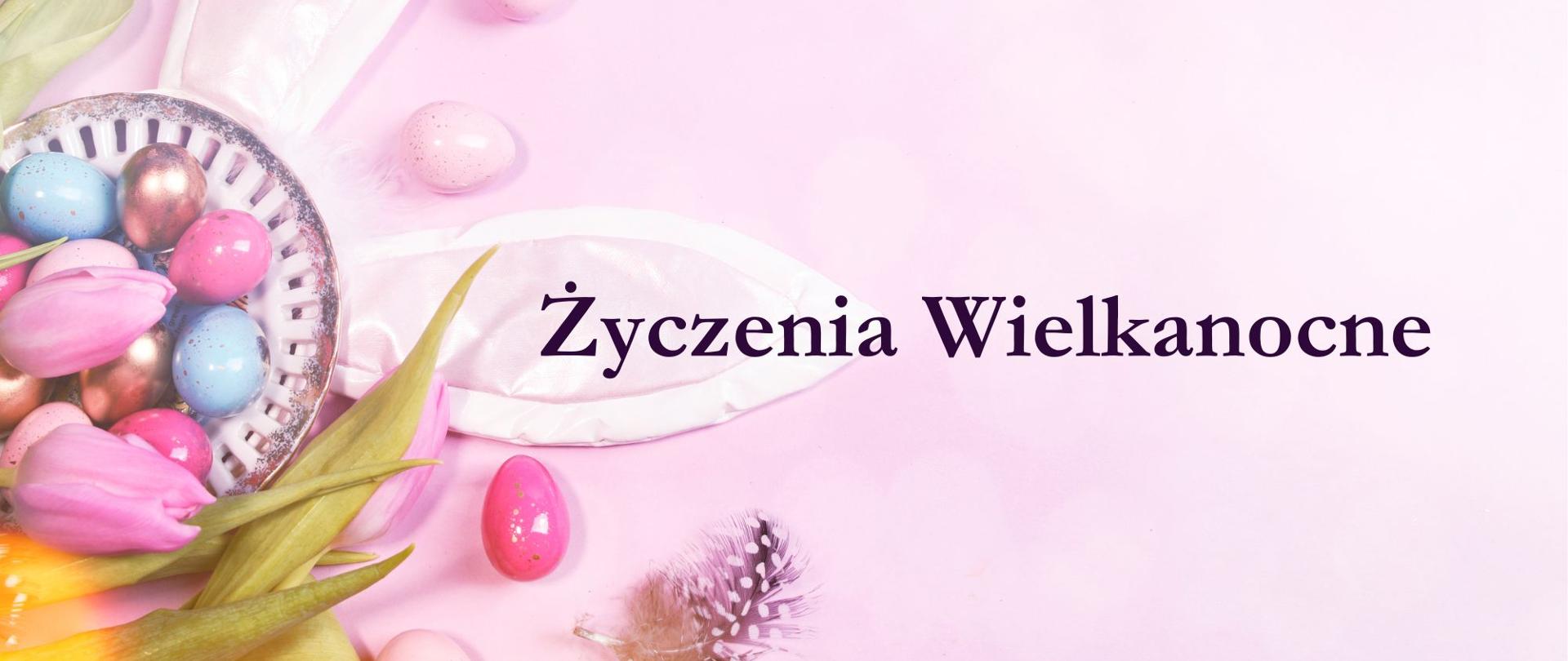 Różowe tło, czarne litery. W dolnej części logotyp szkoły, z lewej strony dekoracja wielkanocna - pisanki oraz tulipany, uszy królicze. 