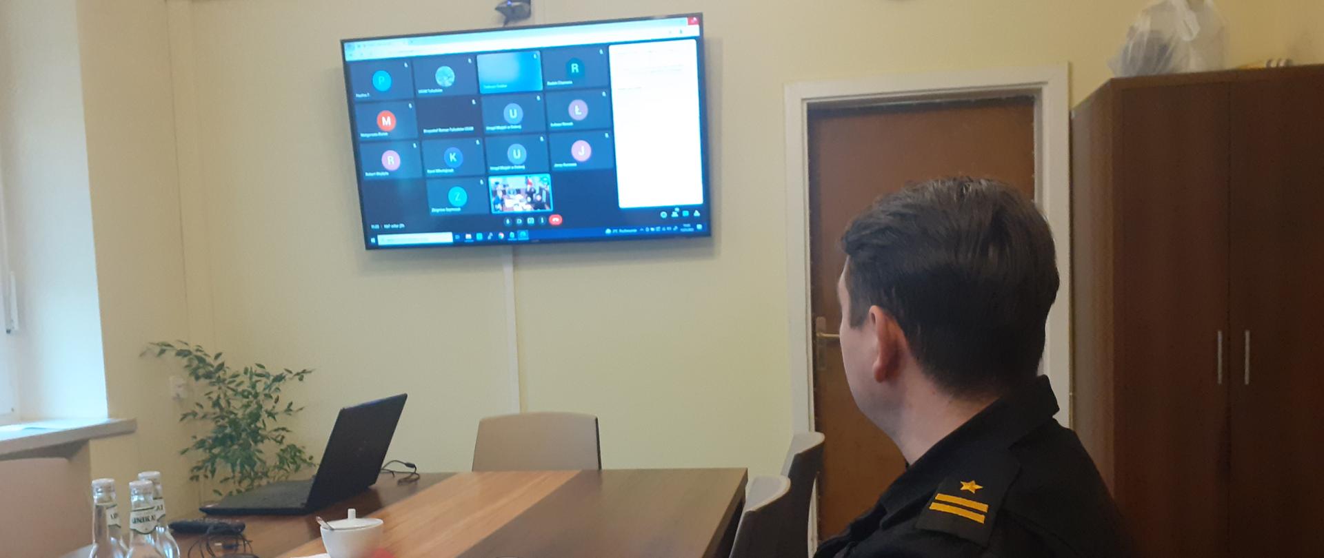 Komendant podczas wideokonferencji
