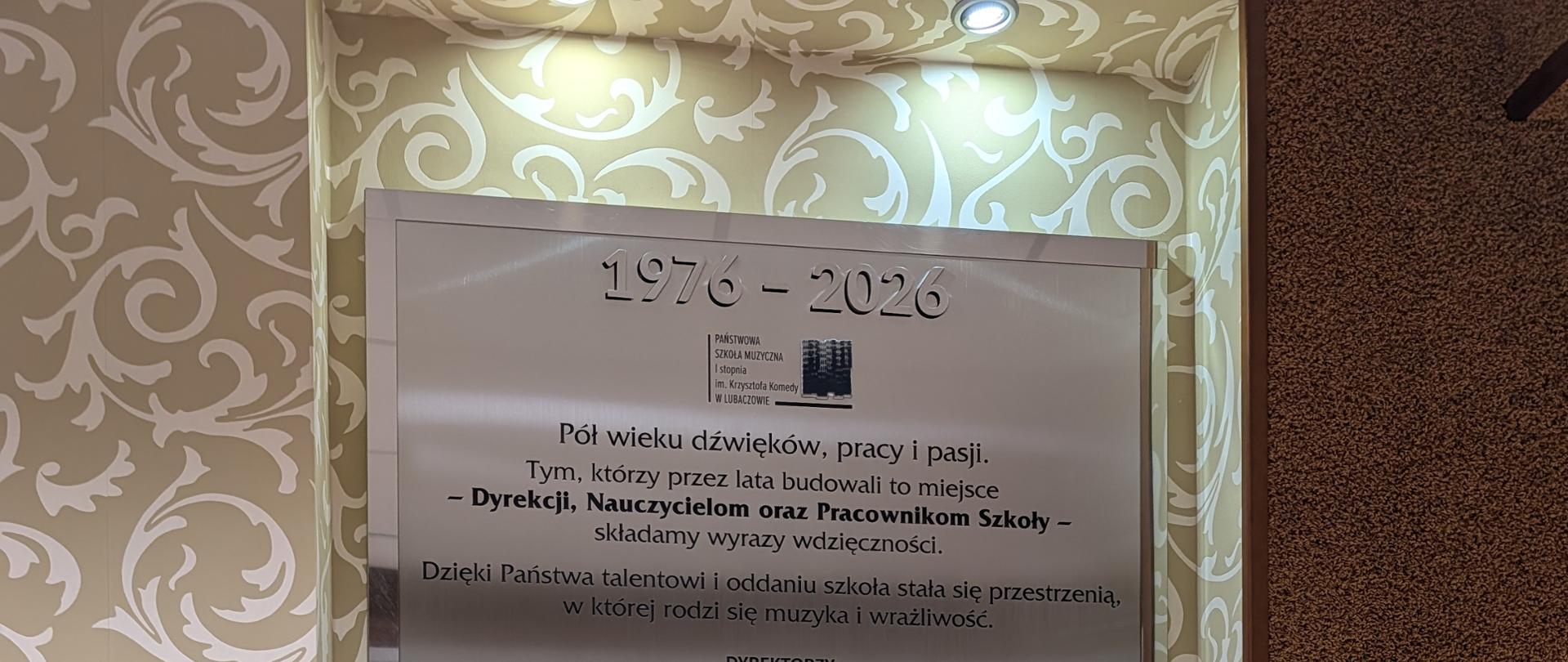 Pamiątkowa tablica z okazji jubileuszu 50-lecia szkoły