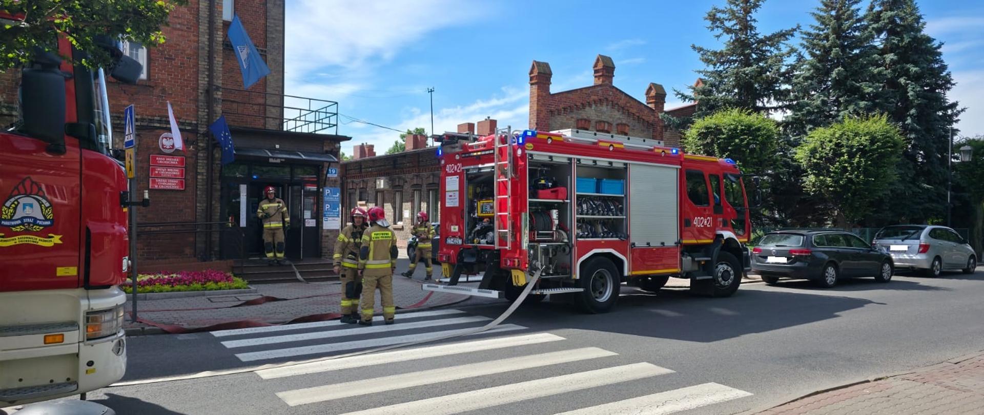 Strażacy podczas ćwiczeń w Urzędzie Miasta w Ciechocinku