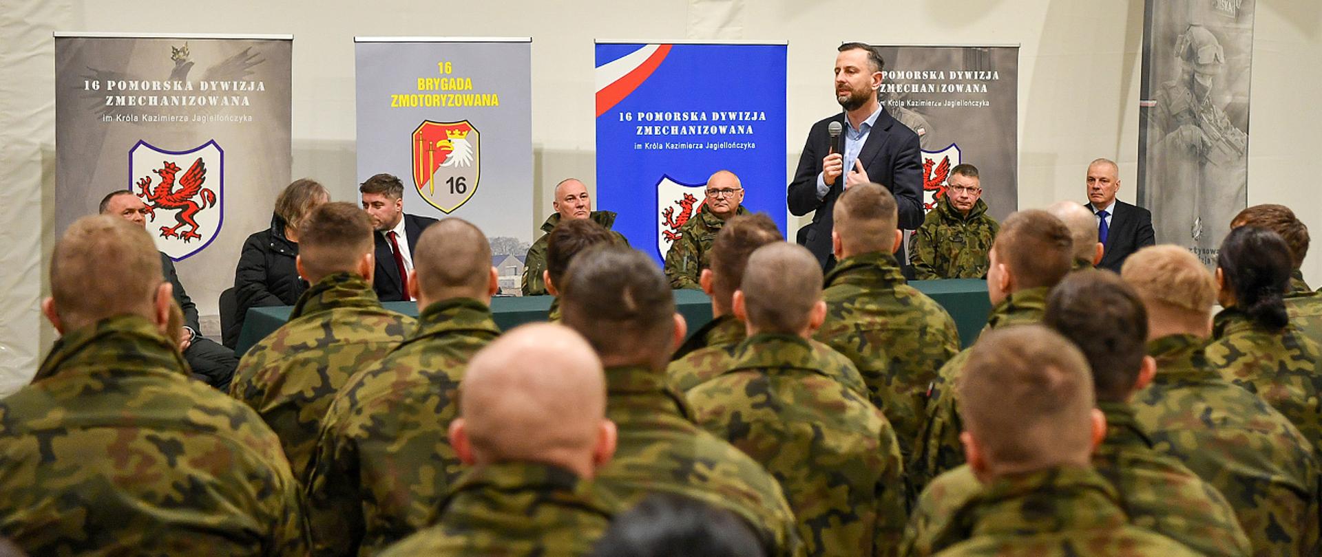 26 lutego 2025 r. w Nidzicy, wicepremier - minister obrony narodowej Władysław Kosiniak-Kamysz spotkał się z żołnierzami nowo formowanej 16. Brygady Zmotoryzowanej. Fot. st. kpr. Wojciech Król/MON