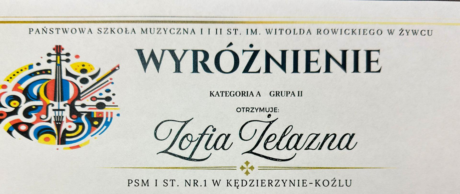 Dyplom na białym tle oprawionym w cienką złotą ramkę znajduje się w lewym górnym rogu abstrakcyjna, wielobarwna grafika skrzypiec, a w lewym dolnym rogu złoty motyw roślinny. Centralnie, czarnym drukiem i ozdobną czcionką, umieszczono tytuł „WYRÓŻNIENIE” oraz informację, że Państwowa Szkoła Muzyczna I i II st. im. Witolda Rowickiego w Żywcu przyznaje wyróżnienie w kategorii A, grupie II Zofii Żelaznej w XIII Konkursie Altówkowym dla uczniów szkół muzycznych I i II stopnia. Na dole widnieją podpisy jury i dyrektora, dwa herbowe tarcze pod napisem „PATRONAT HONOROWY” oraz data „Żywiec 16 Maja 2025 r.”.