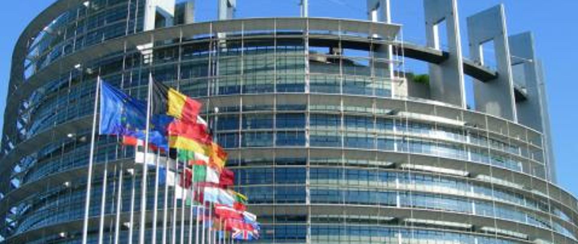 Flagi Państw Członkowskich UE przed budynkiem Komisji Europejskiej.