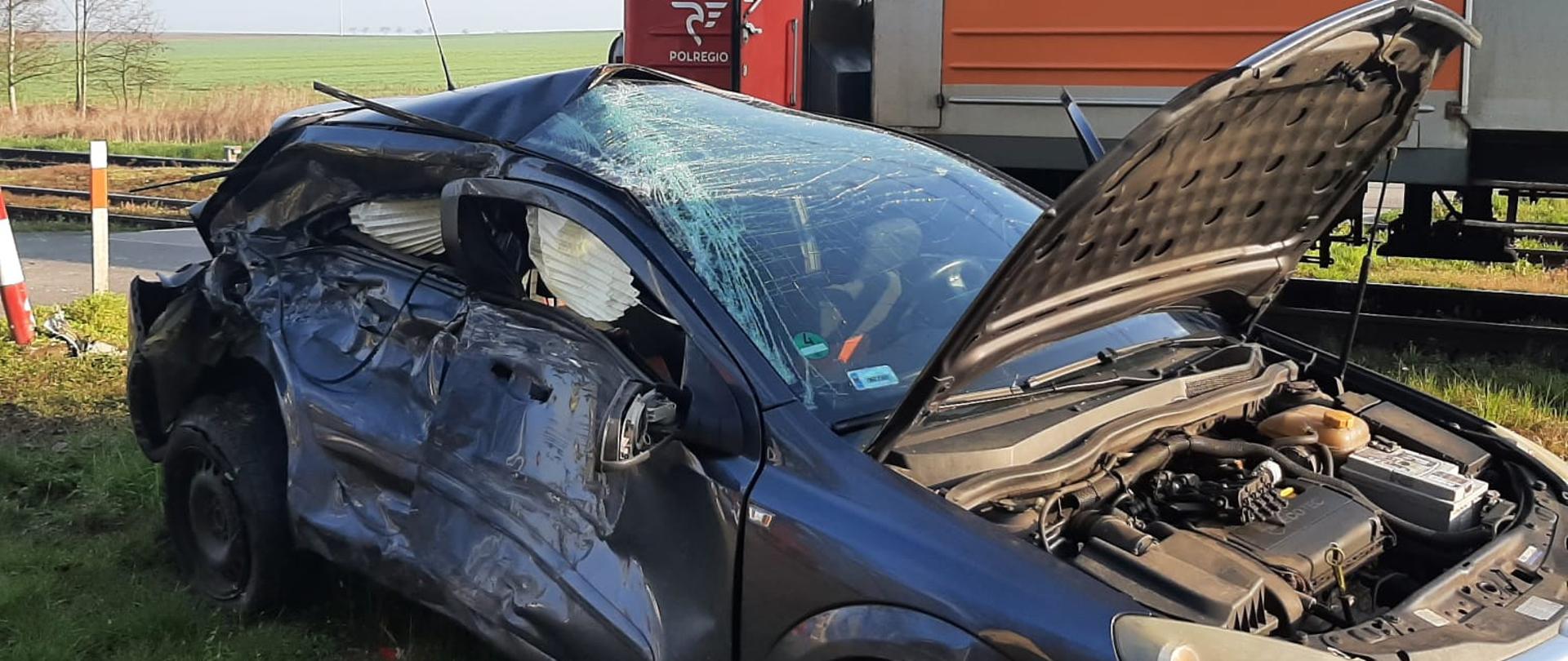 Wypadek samochodu osobowego z pociągiem osobowym.