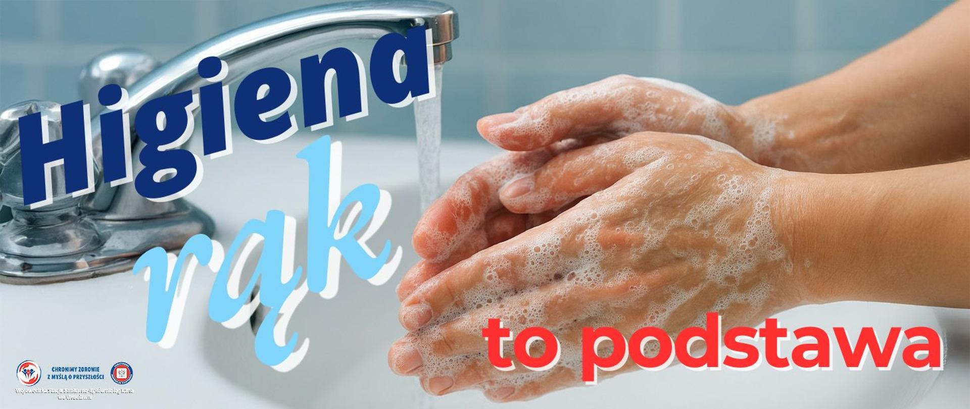 Zbliżenie na dłonie osoby myjącej ręce pod kranem. Woda intensywnie spływa, tworząc efekt czystości i świeżości. Na dłoniach wyraźnie widać pianę z mydła.