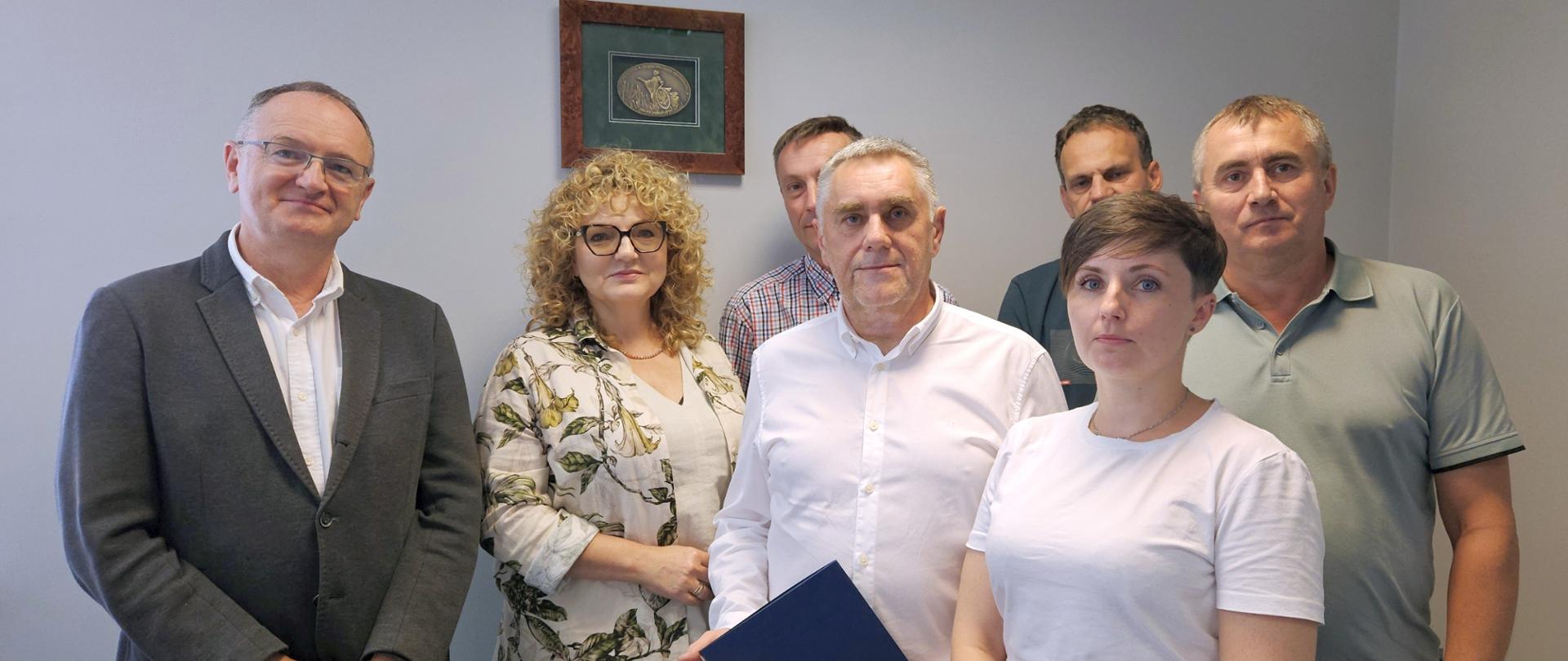 Zdjęcie grupowe Pan Piotr Włodarczyk, Pani Sylwia Roaska-Węzik, pracownicy Działow, Pan Wiesław Koszuta, Pani Ewelina Wilkowska