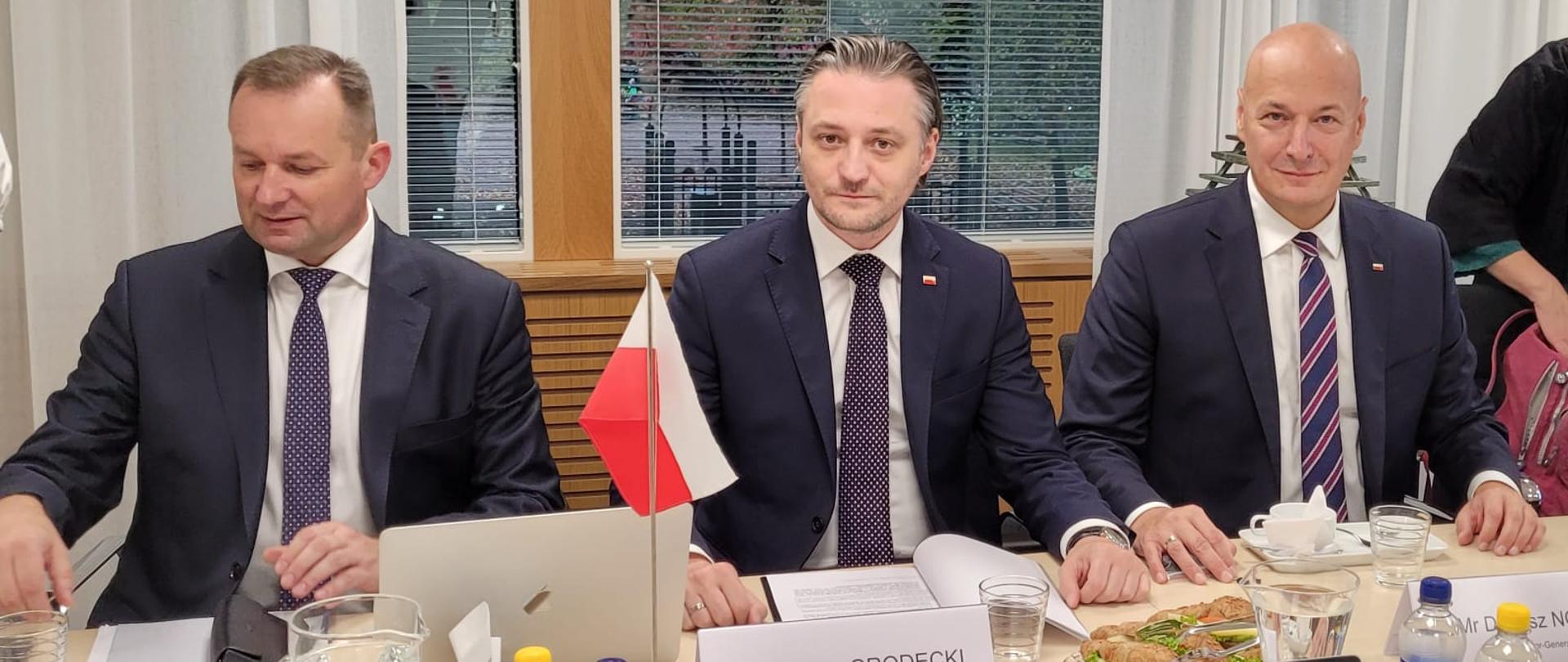 Na zdjęciu widać zastępcę komendanta głównego PSP nadbryg. Adama Koniecznego, Bartosza Grodeckiego podsekretarza stanu w MSWIA oraz Dariusza Nowaka dyrektora generalnego MSWiA siedzących przy stole konferencyjnym w czasie wizyty w Helsinkach 
