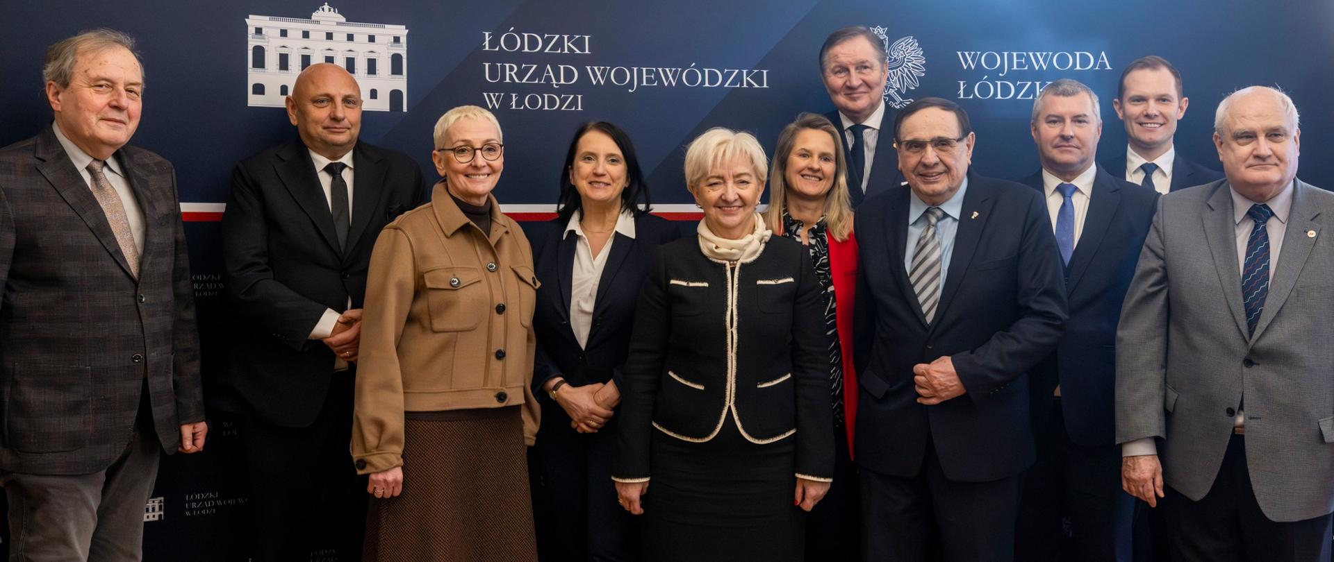 Pamiątkowa fotografia wojewody łódzkiego Doroty Ryl z konsulami honorowymi z terenu województwa łódzkiego 