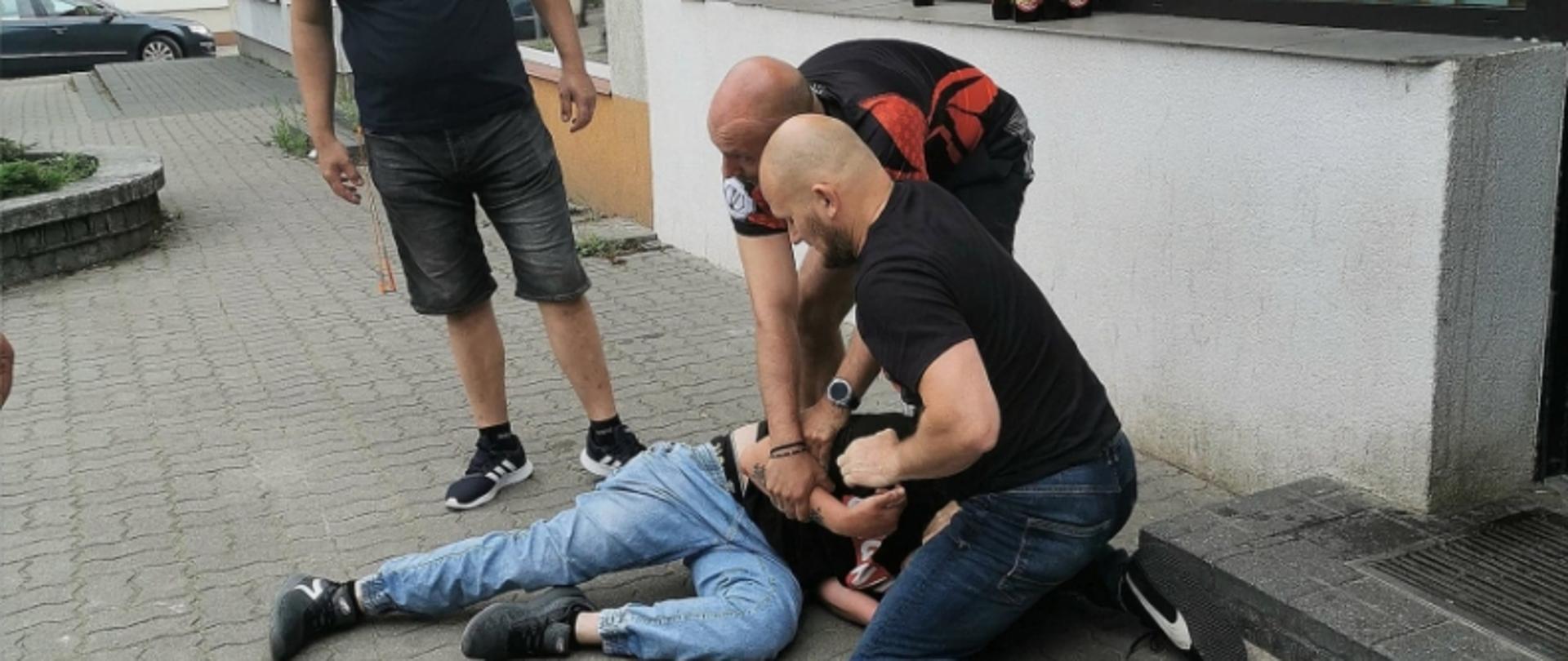 Zdjęcie obrazujące momet zatrzymania sprawcy kradzieży. 