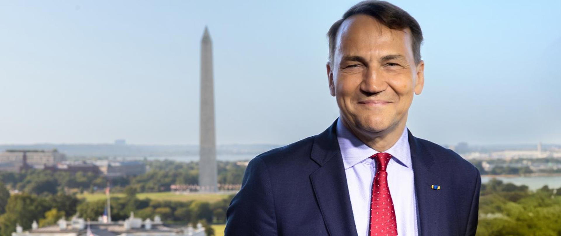 Na zdjęciu jest wicepremier Radosław Sikorski, w tle panorama Waszyngtonu