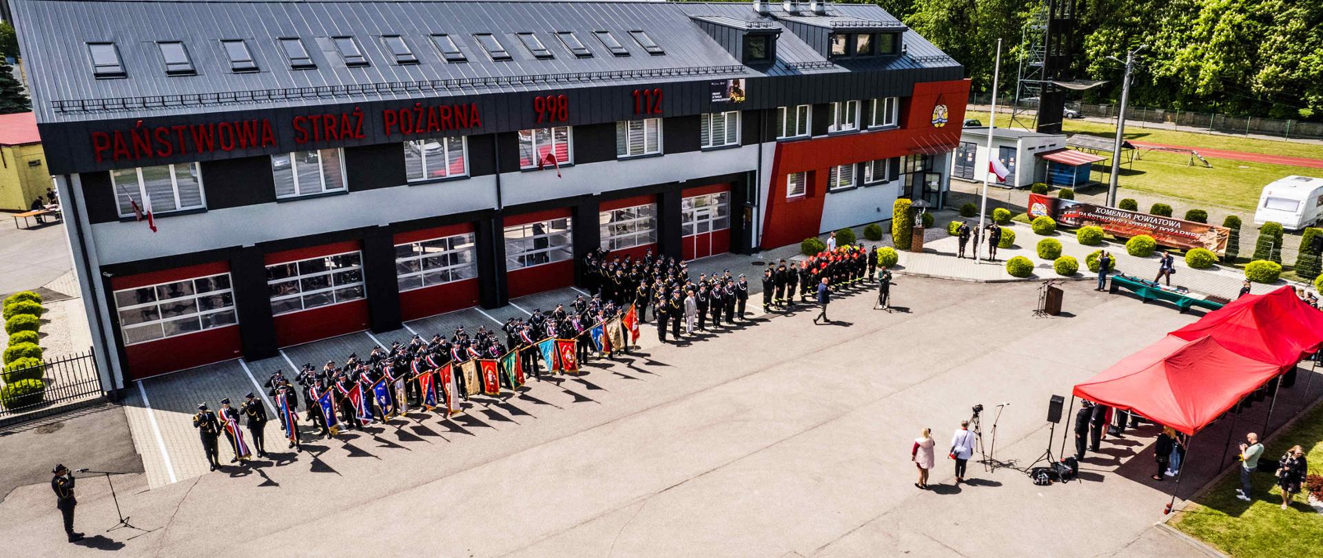 Zdjęcie. Uroczystości z udziałem strażaków i zaproszonych gości. 