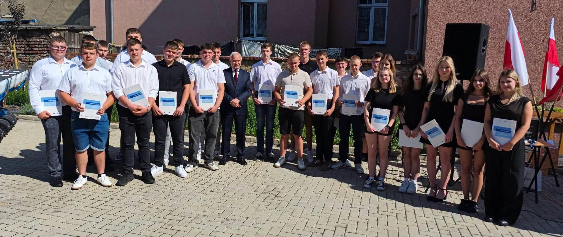 Zdjęcie dyrektora szkoły i uczniów podsumowujące Staż Zawodowy