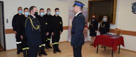 Na zdjęciu komendant miejski przyjmuje meldunek