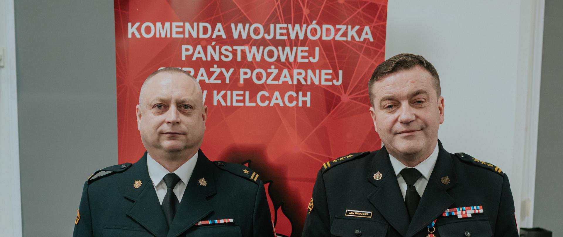 Dwóch strażaków przechodzących na emeryturę.