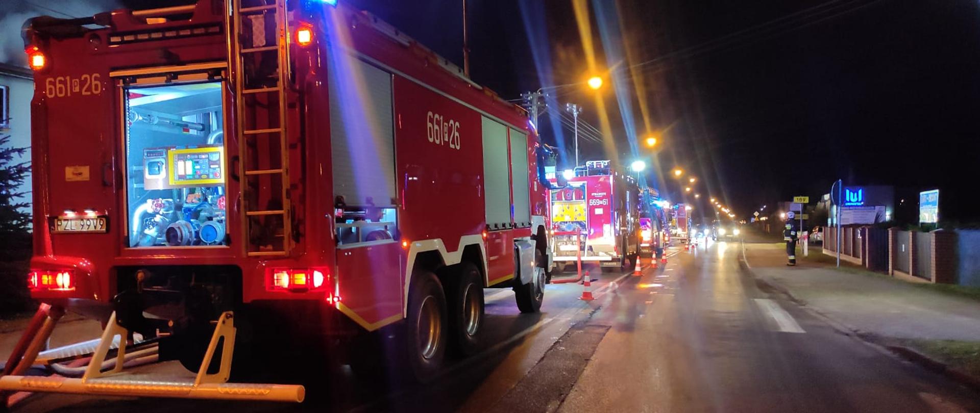 na zdjęciu samochody strażackie na drodze