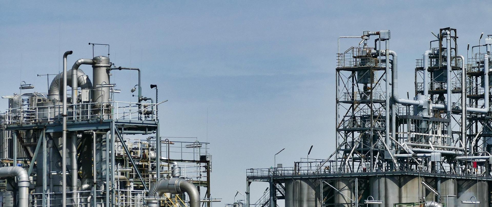 Rafineria na tle nieba
